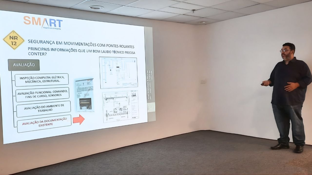 engenheiro explicando NR12 e segurança em pontes rolantes